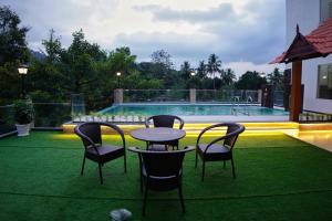 Athirappilly Rainland Resort内部或周边的泳池