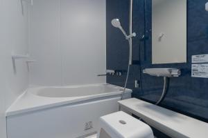 y baño con aseo blanco y lavamanos. en Aica TABI-NE en Kanazawa