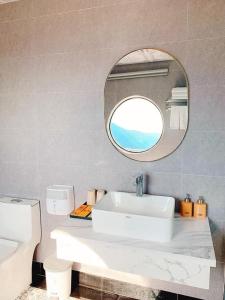 uma casa de banho com um lavatório branco e um espelho. em Sunset Villa Tam Dao - Venuestay em Vĩnh Phúc