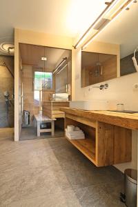 łazienka z umywalką i dużym lustrem w obiekcie Sunnig Nature Apartments w mieście Prateria