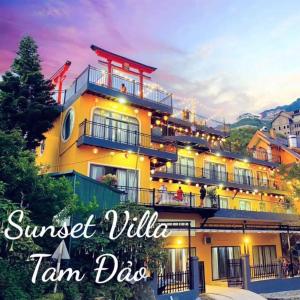 Sunset Villa Tam Dao - Venuestay في Vĩnh Phúc: مبنى اصفر وكلمة غروب فيلا تاناكو