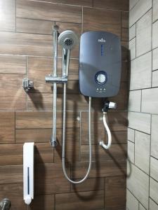 um chuveiro na casa de banho com secador de cabelo em D'Metro Hotel em Shah Alam