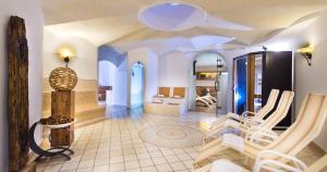 - un salon avec un hall doté de chaises et d'une table dans l'établissement Hotel Alpenroyal, à Castelrotto