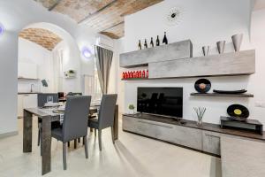 a kitchen and dining room with a table and a fireplace at Cosy Apartment- Colosseum- Termini Railway in Rome