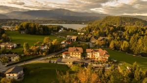 una vista aerea di una città con un lago e case di Gästehaus Elisabeth a Oberaichwald