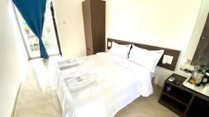 Een bed of bedden in een kamer bij BSG Stay - Turtle Beach Morjim Goa