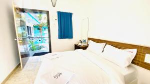 Cama ou camas em um quarto em BSG Stay - Turtle Beach Morjim Goa