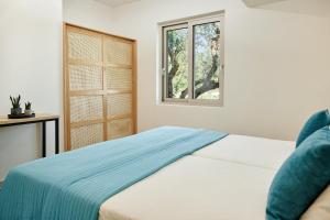 1 dormitorio con 1 cama y ventana en Villa Danae Zante en Zakynthos