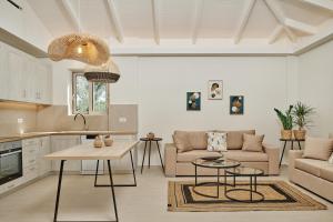 sala de estar con sofá y mesa en Villa Danae Zante en Zakynthos