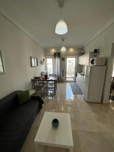 ein Wohnzimmer mit einem Sofa und einem Tisch in der Unterkunft Istos Apartment in Thessaloniki