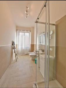 ローマにあるKey Apartment Vatican Wallのバスルーム(ガラス張りのシャワー、トイレ付)