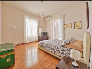 ein großes Schlafzimmer mit einem Bett und einem Tisch in der Unterkunft Key Apartment Vatican Wall in Rom
