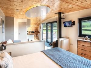 een slaapkamer met een bed en een keuken in een huis bij Middle Longlands in Cartmel +33 foto's