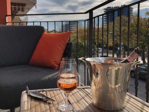 Villa Rita في غرادو: كوب من النبيذ يجلس على طاولة على شرفة