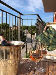 een glas wijn op een houten terras bij Villa Rita in Grado