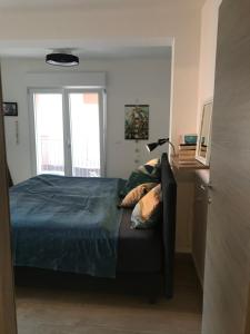 Schlafzimmer mit einem Bett mit blauer Decke in der Unterkunft Villa Rita in Grado