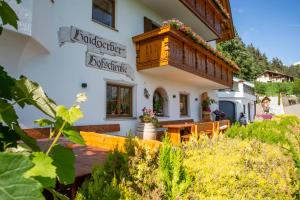 ein Gebäude mit einem Balkon auf der Seite in der Unterkunft Haidgerberhof - apartments & homemade food in Lengstein