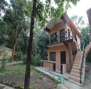 une maison au milieu d'une forêt dans l'établissement Maharaja Kothi Resort, Bandhavgarh, à Tāla