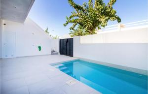 een binnenzwembad in een huis met witte muren bij Gorgeous Home In Pilar De La Horadada With Kitchen in Pilar de la Horadada