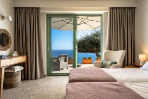 Habitación de hotel con cama y vistas al océano en Joy Breeze en Kefallonia
