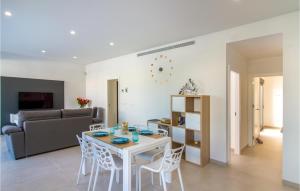 een woonkamer met een tafel en stoelen en een bank bij Gorgeous Home In Pilar De La Horadada With Kitchen in Pilar de la Horadada