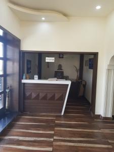 un vestíbulo de oficina con recepción y puerta en Hotel Anand Lok & Family Restaurant By WB Inn, en Mohaniā