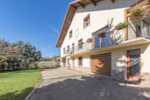 - une vue sur l'extérieur d'une maison avec une allée dans l'établissement Vacances à la montagne, à Saint-Julien-en-Champsaur