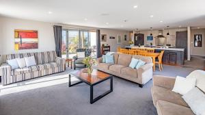 Sala de estar con 2 sofás y mesa en Ruapehu Retreat en National Park