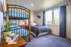 a bedroom with a bunk bed and a desk at Ruapehu Retreat in National Park
