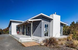 Casa blanca pequeña con porche grande en Ruapehu Retreat en National Park