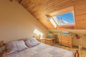 Un dormitorio con una cama grande y una ventana en Vacances à la montagne, en Saint-Julien-en-Champsaur
