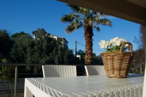 stół z koszem kwiatów na balkonie w obiekcie Casa Di Calma Four Seasons Guest House w mieście Kastríon