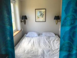 Postel nebo postele na pokoji v ubytování Välutrustad stuga med vacker sjöutsikt