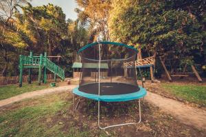 einen Spielplatz mit Trampolin in einem Park in der Unterkunft KISIMANI ECO RESORT & SPA LTD in Isiolo
