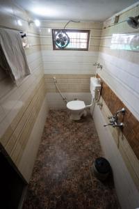Koupelna v ubytování Hotel Lambodar + 24 fotografií