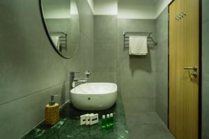 y baño con lavabo y espejo. en Hotel Aradhya Jaisalmer, en Jaisalmer