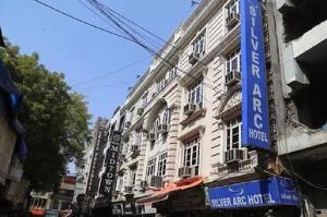 ニューデリーにあるHotel Silver Arc - Karol Bagh New Delhiの建物横の青い看板