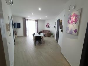 Televízia a/alebo spoločenská miestnosť v ubytovaní Sciascia Apartment