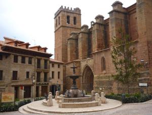 un grande edificio con una fontana di fronte di El Pico del Sombrero, tu lugar para desconectar. a Mora de Rubielos