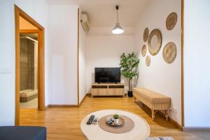 ein Wohnzimmer mit einem TV und einem Tisch in der Unterkunft 51flo1024 -Well located apartment in Sant Antoni in Barcelona