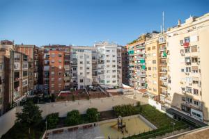 Blick auf eine Stadt mit hohen Gebäuden in der Unterkunft 51flo1024 -Well located apartment in Sant Antoni in Barcelona