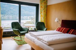 A bed or beds in a room at Seehotel Hoffmann