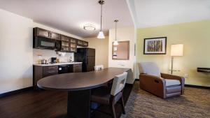 een keuken en eetkamer met een tafel en stoelen bij Candlewood Suites - Dumfries - Quantico, an IHG Hotel in Dumfries