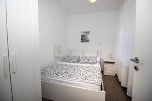 Postel nebo postele na pokoji v ubytování Apartmani ORION - Sunce