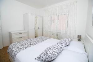 Postel nebo postele na pokoji v ubytování Apartmani ORION - Sunce