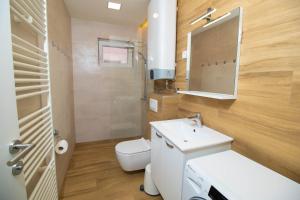 Koupelna v ubytování Apartmani ORION - Sunce