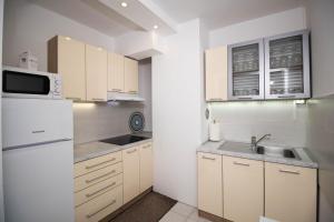 Kuchyň nebo kuchyňský kout v ubytování Apartmani ORION - Sunce