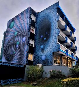 ル・ポン・ド・クレにあるThe Originals City, Hôtel Villancourt, Grenoble Sudの横絵付きの建物