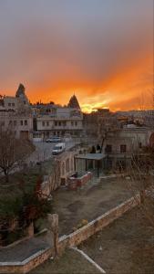 Blick auf eine Stadt mit Sonnenuntergang im Hintergrund in der Unterkunft Cappadocia sightseeing Hotel in Goreme