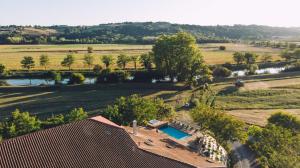 einen Luftblick auf einen Bauernhof mit einem Pool in der Unterkunft Domaine L'Ermitage 5 * au coeur des terres basquo-landaises in Hastingues